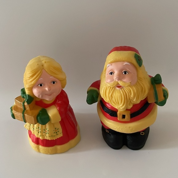 Hallmark Santa & Mrs. Claus Salt and Pepper Shaker Set - Picture 8 of 14